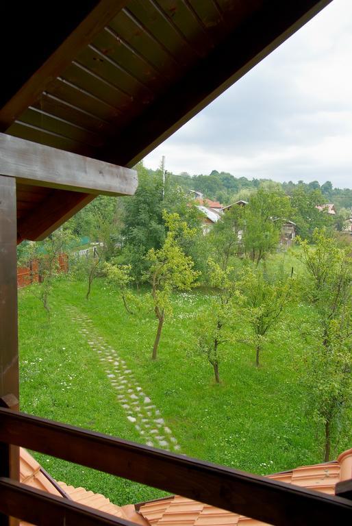 Casuta Cu Prieteni Cornu de Jos Bilik gambar